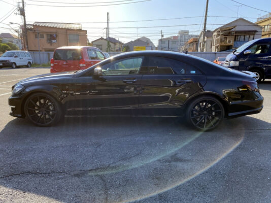 AMG CLS63 ★カーボンスポイラー　★カーボンリアスポイラー　★カーボンサイドミラー　★VOSSEN20インチ60万以上　★スモークテール　★サンルーフ　★カスタム多数　★絶好調　★極上車　★国内最安値画像3