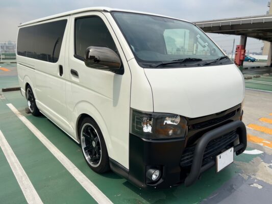 ハイエース2.0 スーパーGL ロング★R5税金完納★車検ロング★カスタム総額150万円以上★KB18アルミ★ジュエルヘッドランプ★ユーロボンネット★ルーフスポイラー★ローダウン★グリルガード★ベッドキッド★JBLスピーカー★ミラーモニター★その他カスタム多数★業界最安画像1
