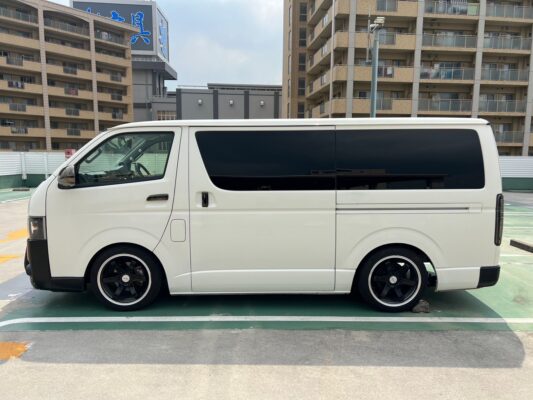 ハイエース2.0 スーパーGL ロング★R5税金完納★車検ロング★カスタム総額150万円以上★KB18アルミ★ジュエルヘッドランプ★ユーロボンネット★ルーフスポイラー★ローダウン★グリルガード★ベッドキッド★JBLスピーカー★ミラーモニター★その他カスタム多数★業界最安画像3